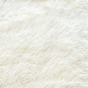 Um tapete fofinho pro quarto (e pros pés da noiva 👣)